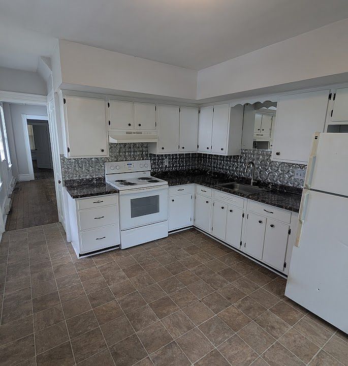 Spacious, dine-in kitchen