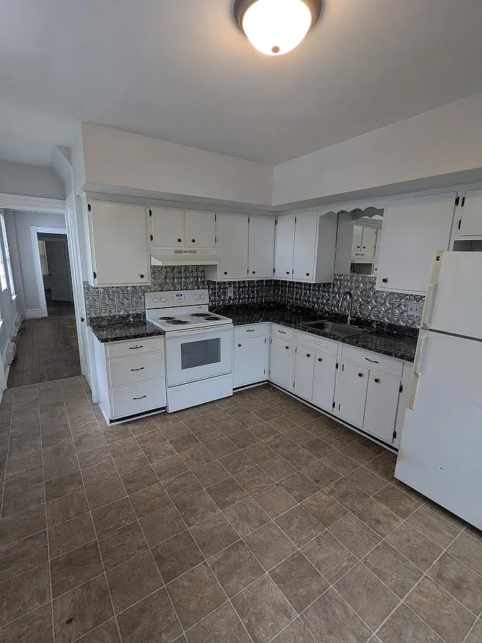 Spacious, dine-in kitchen - 202 Pearl St #806
