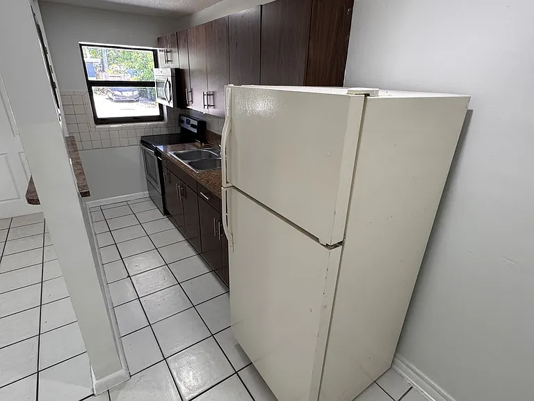1115 SW 15th Ter #2 — Photo 5