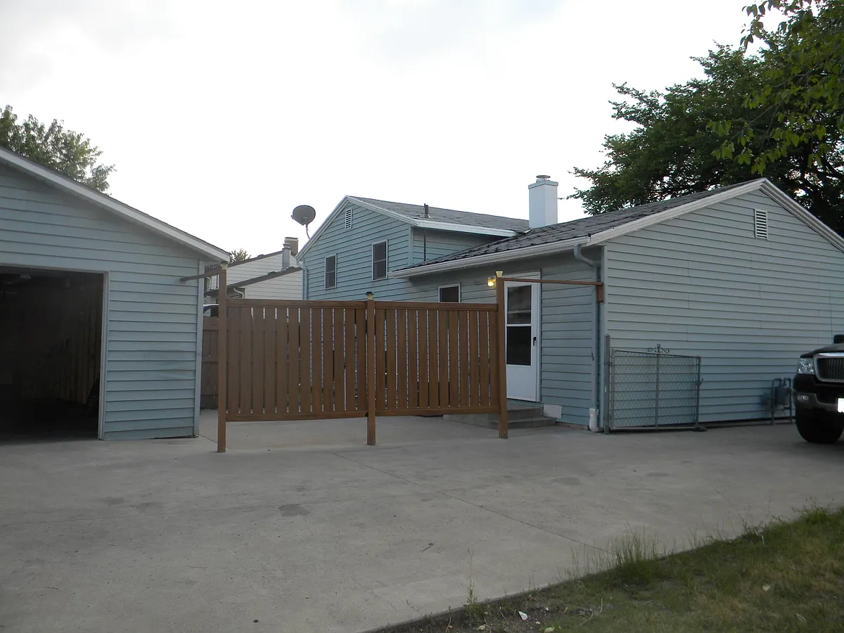 Back - 3202 Parkview Dr
