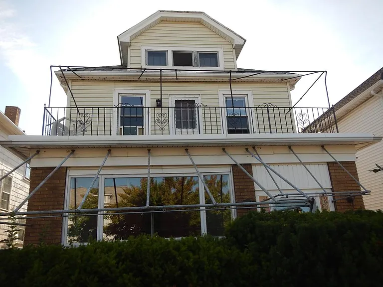 Virgil Ave — Photo 2