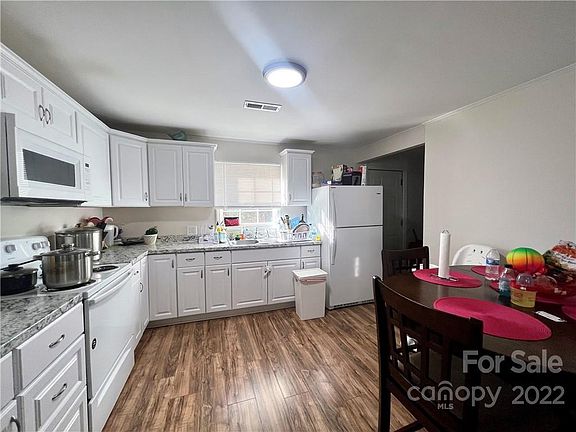5th image of 1204 Woodlawn Ave