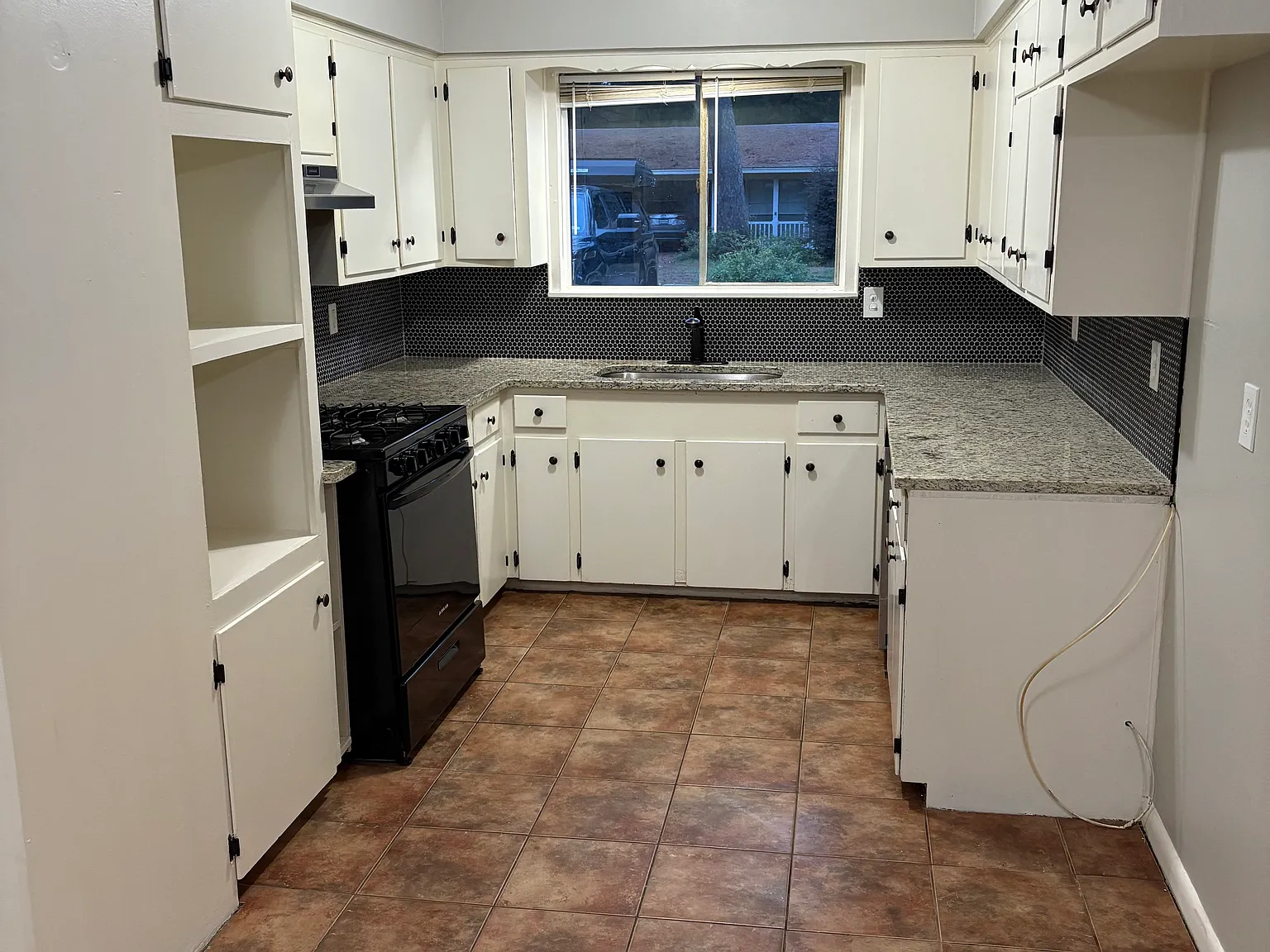 3 bed, 1021 sqft, $1,200 — Photo 2