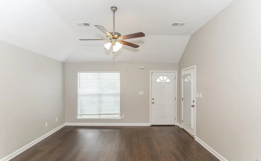 3 bed, 2.0 bath, 1183 sqft, $1,655 — Photo 3