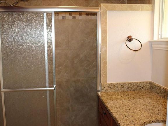 4th image of 807 Highridge Ln