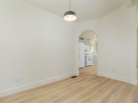 5th image of 209 Yosemite Road