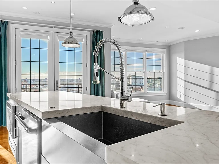 99 D St #PENTHOUSE — Photo 3