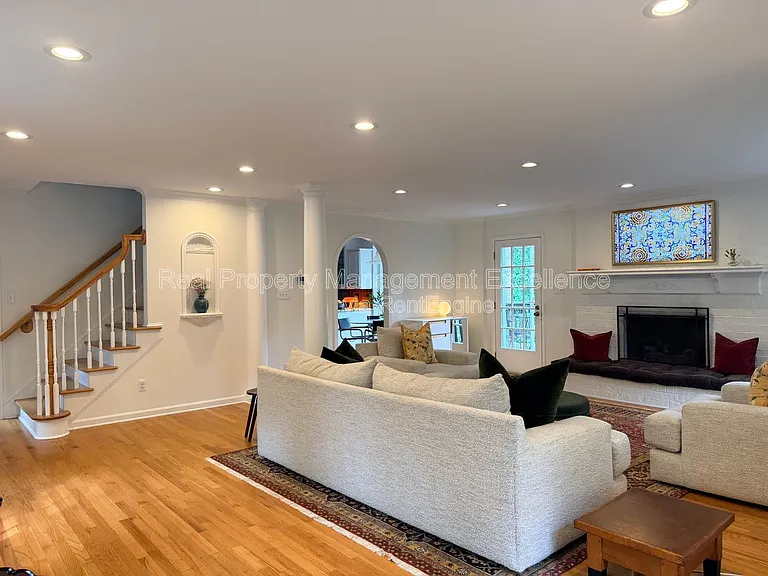 1208 Nottingham Dr — Photo 5
