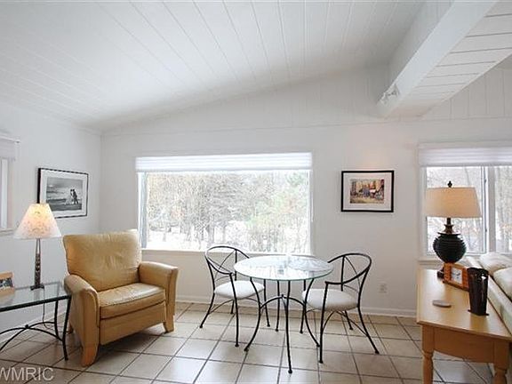 5th image of 127 Henley Dr