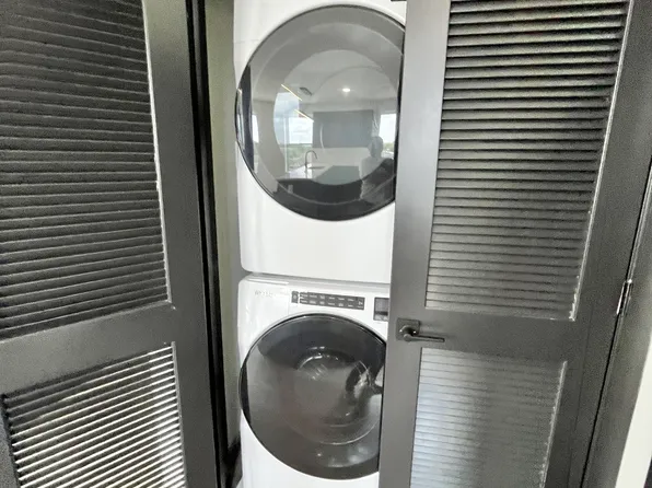 138 Mallory Avenue image 2 of 10