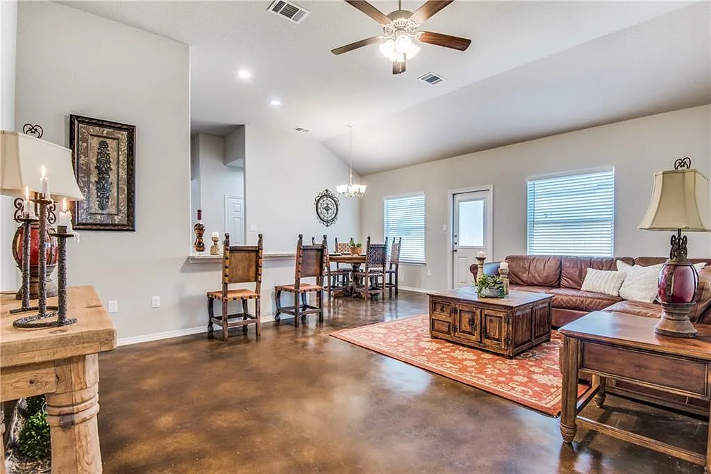 1112 Renee Way — Photo 3