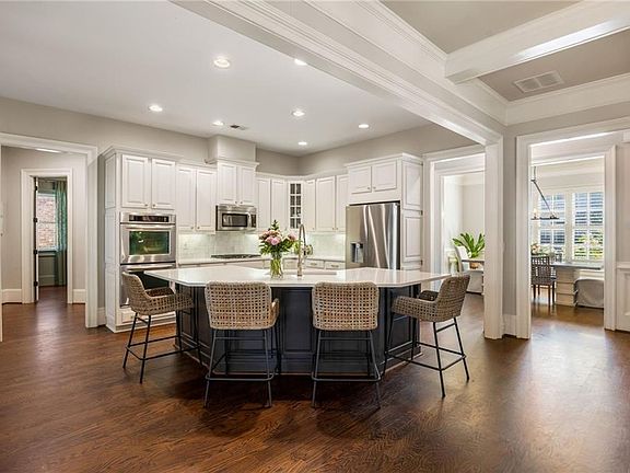 4th image of 320 Valley Brook Way NE