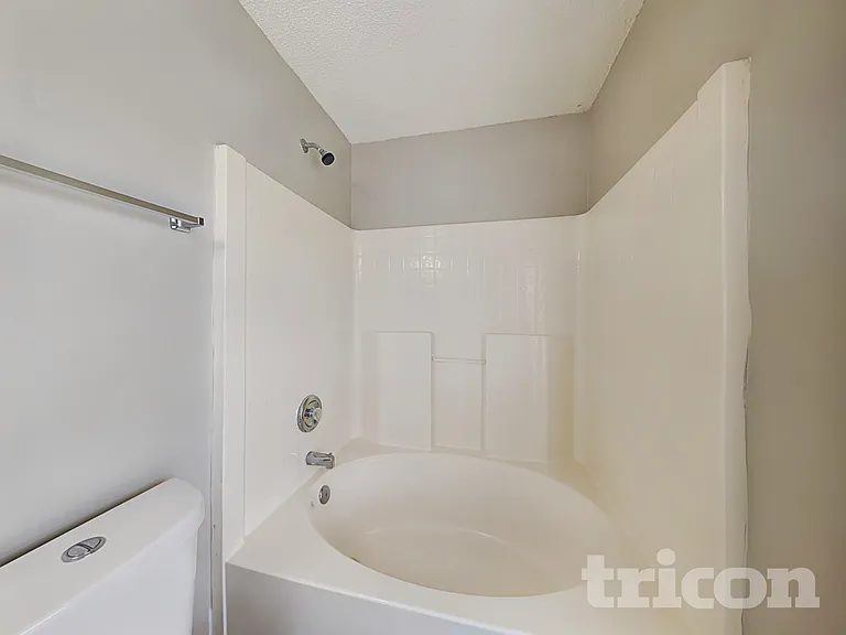 5818 Greenway Vista Ln — Photo 9