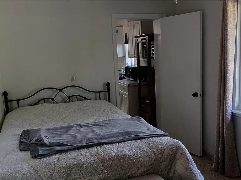 803 NE 21st Dr — Photo 3