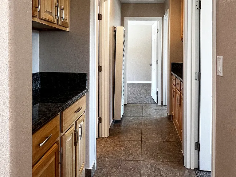 131 S Hamlin St #D — Photo 15