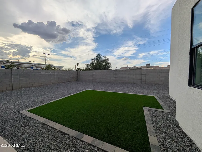 826 W 12th St — Photo 30