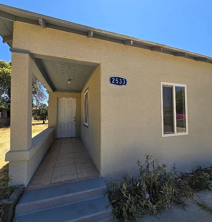 2nd image of 2533 W Barton Sq