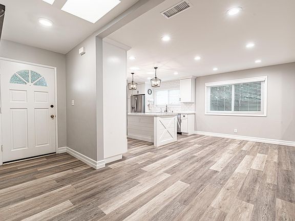 3rd image of 4580 Hazelnut Ave