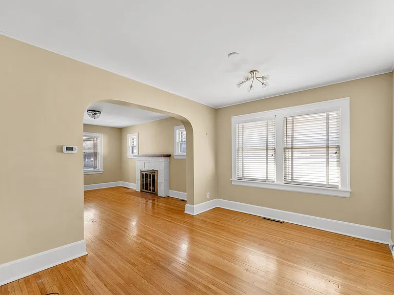 523 E Delmar St — Photo 18