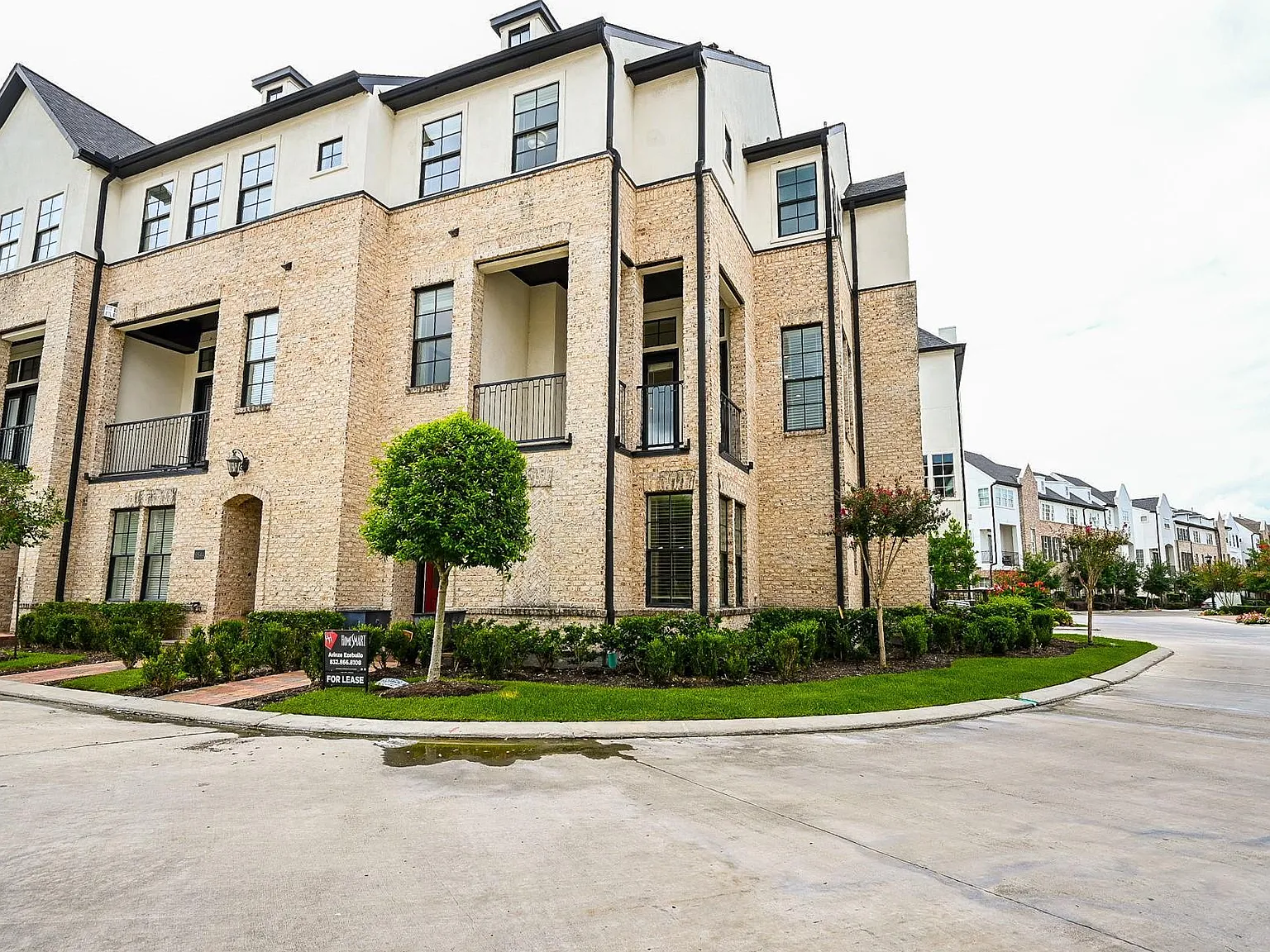 3 bed, 3.5 bath, 2390 sqft, $3,500 — Photo 4