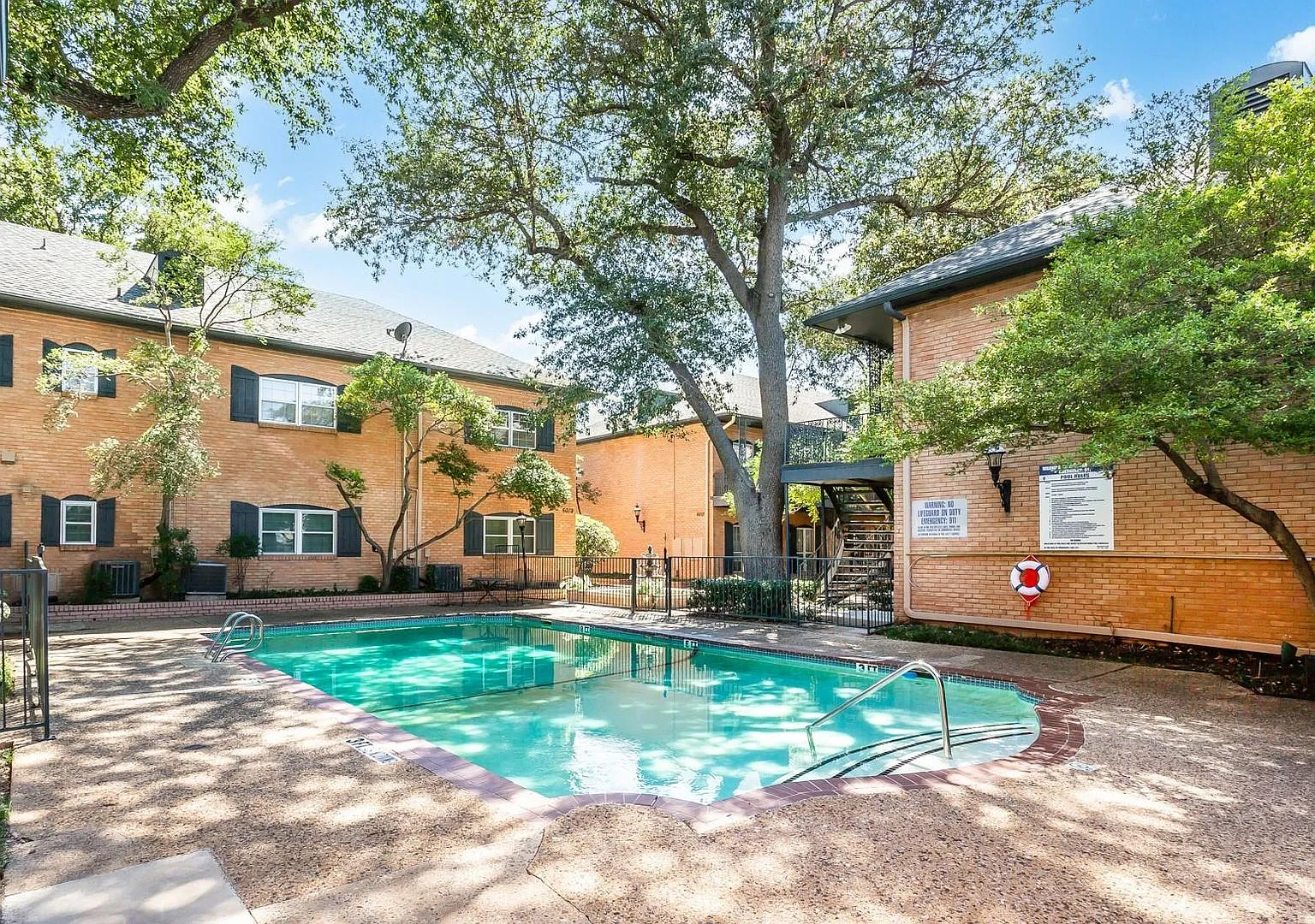 Cozy 2 Bedroom Condo minutes from SMU! — Photo 4