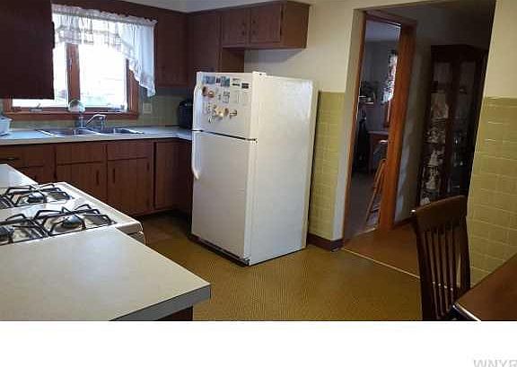 5th image of 20 Village Ln