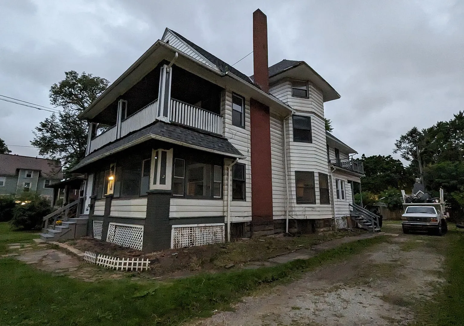 4 Bedroom 1 Bathroom Triplex — Photo 2
