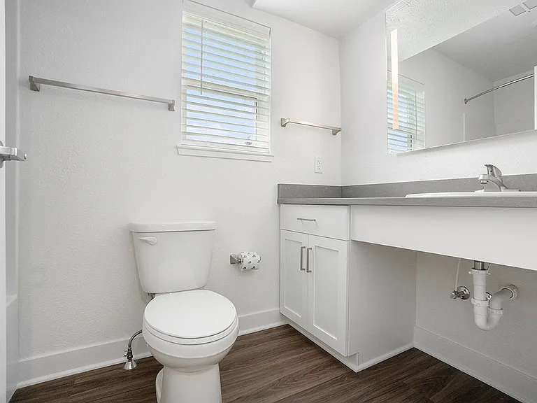 Byron Lakes Apartments — Photo 38