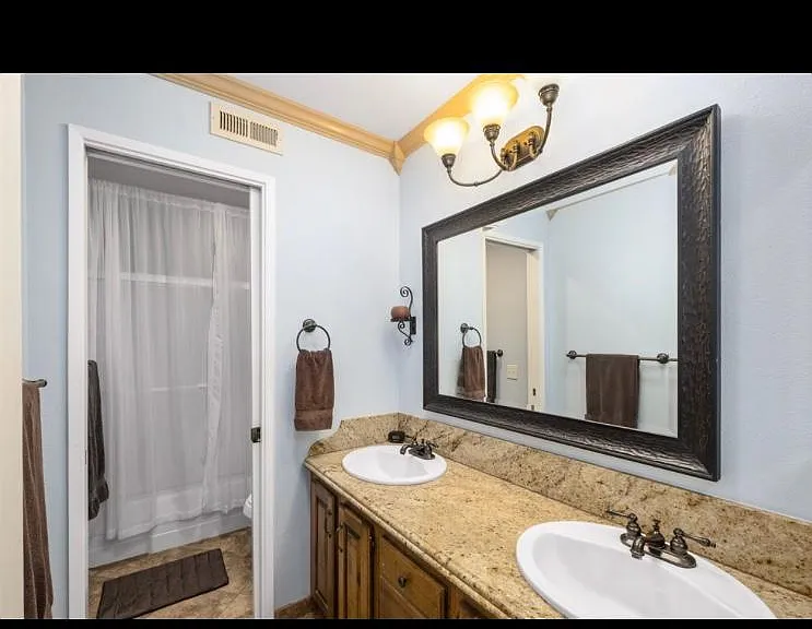 10894 Charing Cross Rd — Photo 12