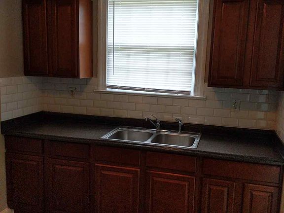 3rd image of 1206 Saturn Dr