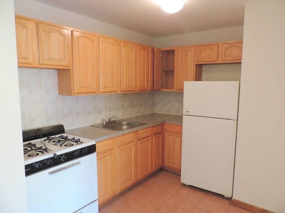 1st image of 185 Graham Ave APT 4