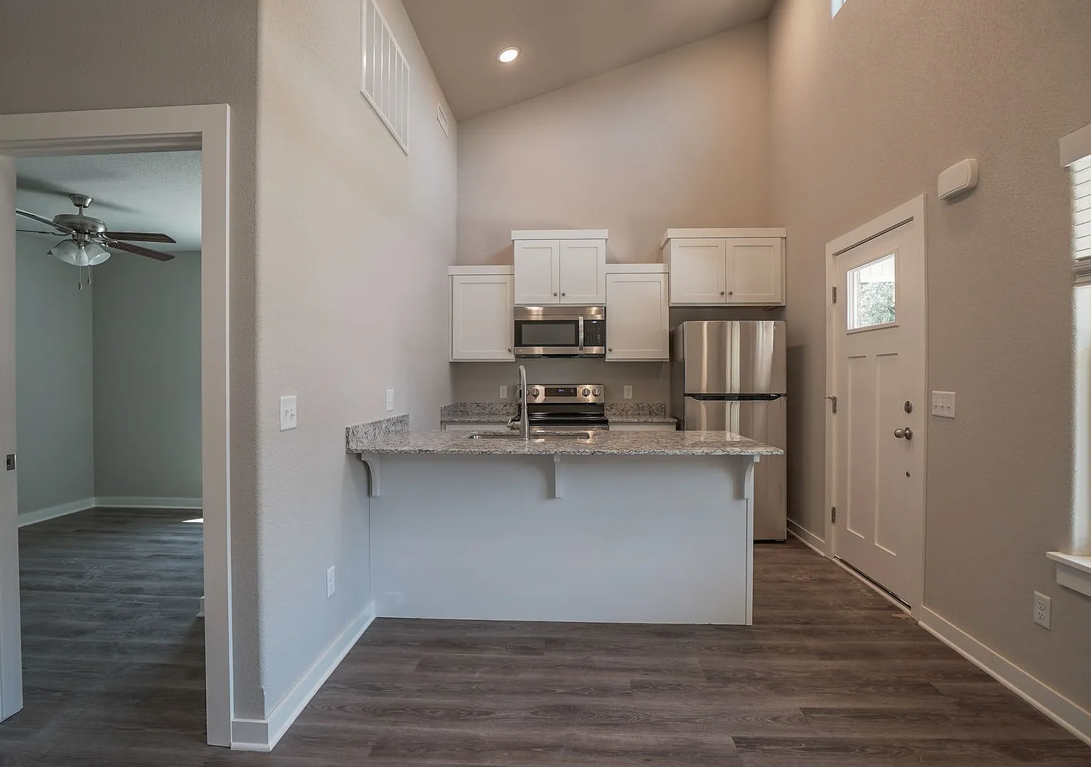 Nice! 2 Bath Home!! — Photo 3