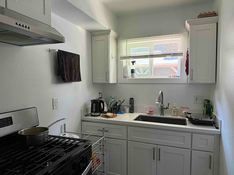 1139 Oxford St #4 — Photo 7