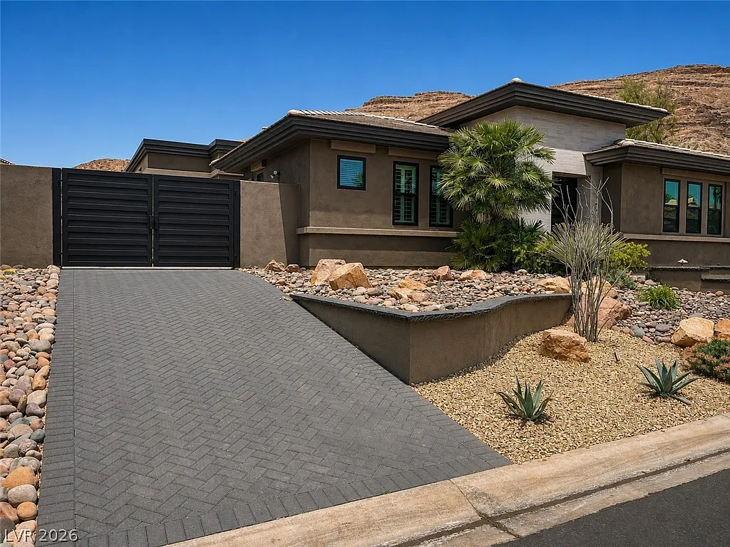 3 bed, 5.0 bath, 4996 sqft, $22,000 — Photo 3