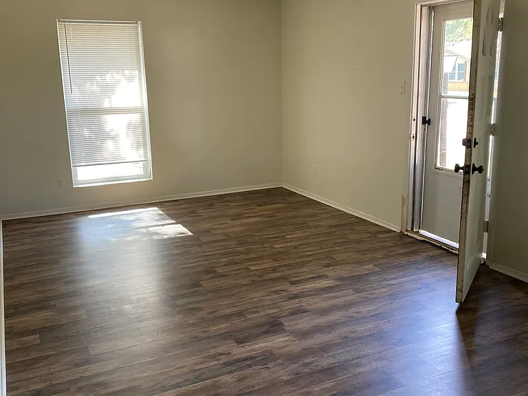 700 E Austin St #B — Photo 9