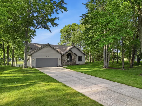 8946 Edgewater Dr, Stanwood, MI 49346