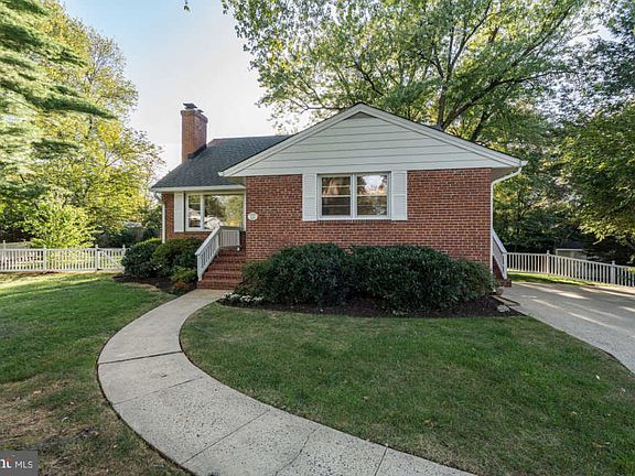 3rd image of 1720 Linwood Pl