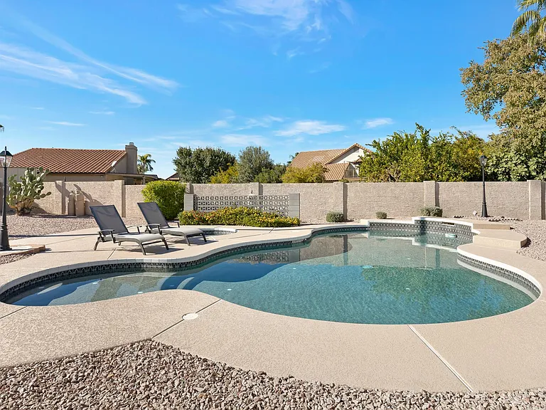 1988 E Los Arboles Dr — Photo 2