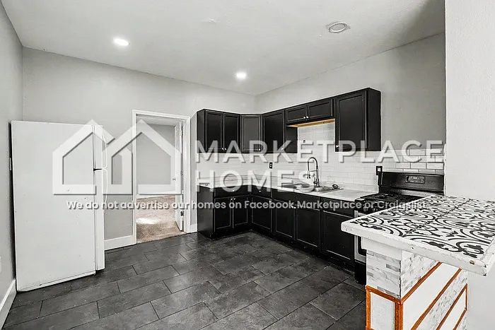 520 Englewood St — Photo 6