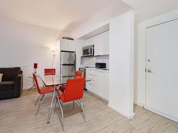 5th image of 1611 Meridian Ave APT 203