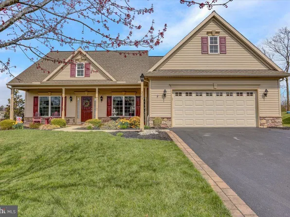 221 Copper Beech Ln, Womelsdorf, PA 19567