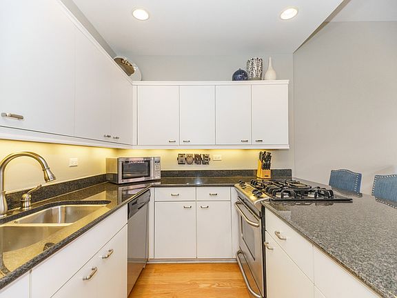 2nd image of 1760 W Wrightwood Ave APT 203