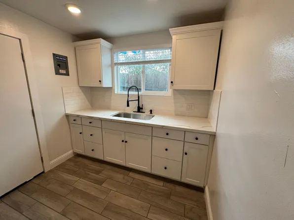 1136 N Sanborn Rd APT 6, Salinas, CA 93905