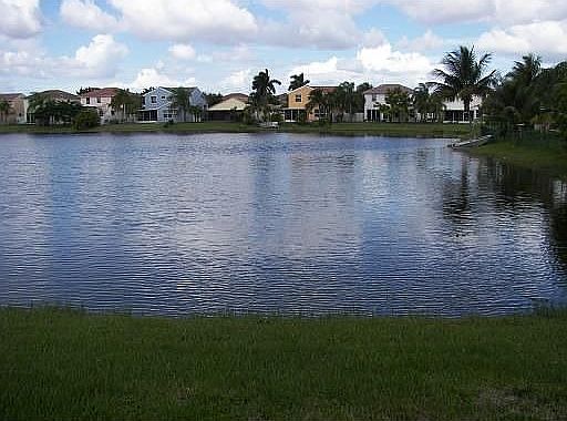 YARD / GARDEN / LAKE VIEW