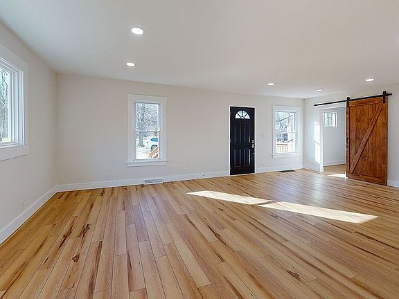 2nd image of 909 Villa Sites Ave