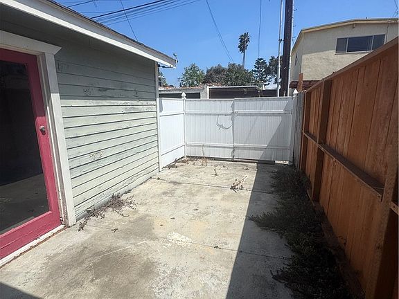 2nd image of 652 Navy St
