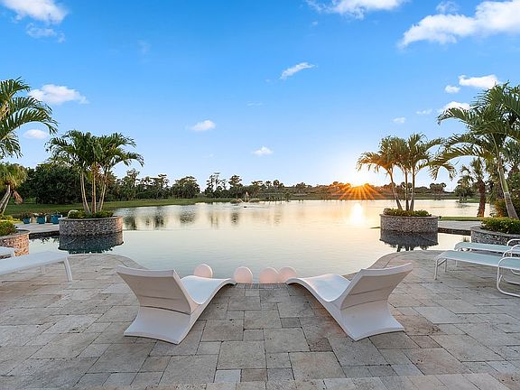 Pool with infinity ledge