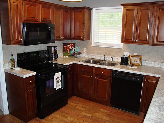 5th image of 302 E 18th St