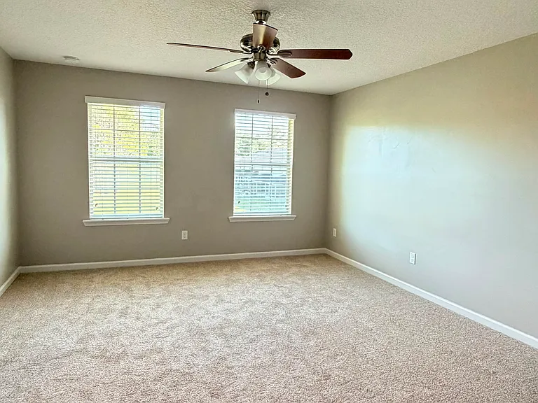 2755 Hollybrook Ln — Photo 14