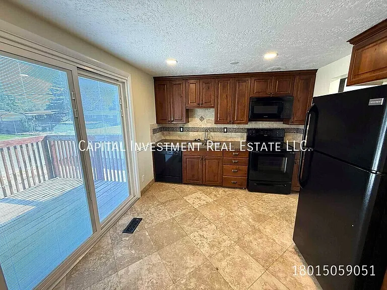 1102 E Sego Lily Dr — Photo 4